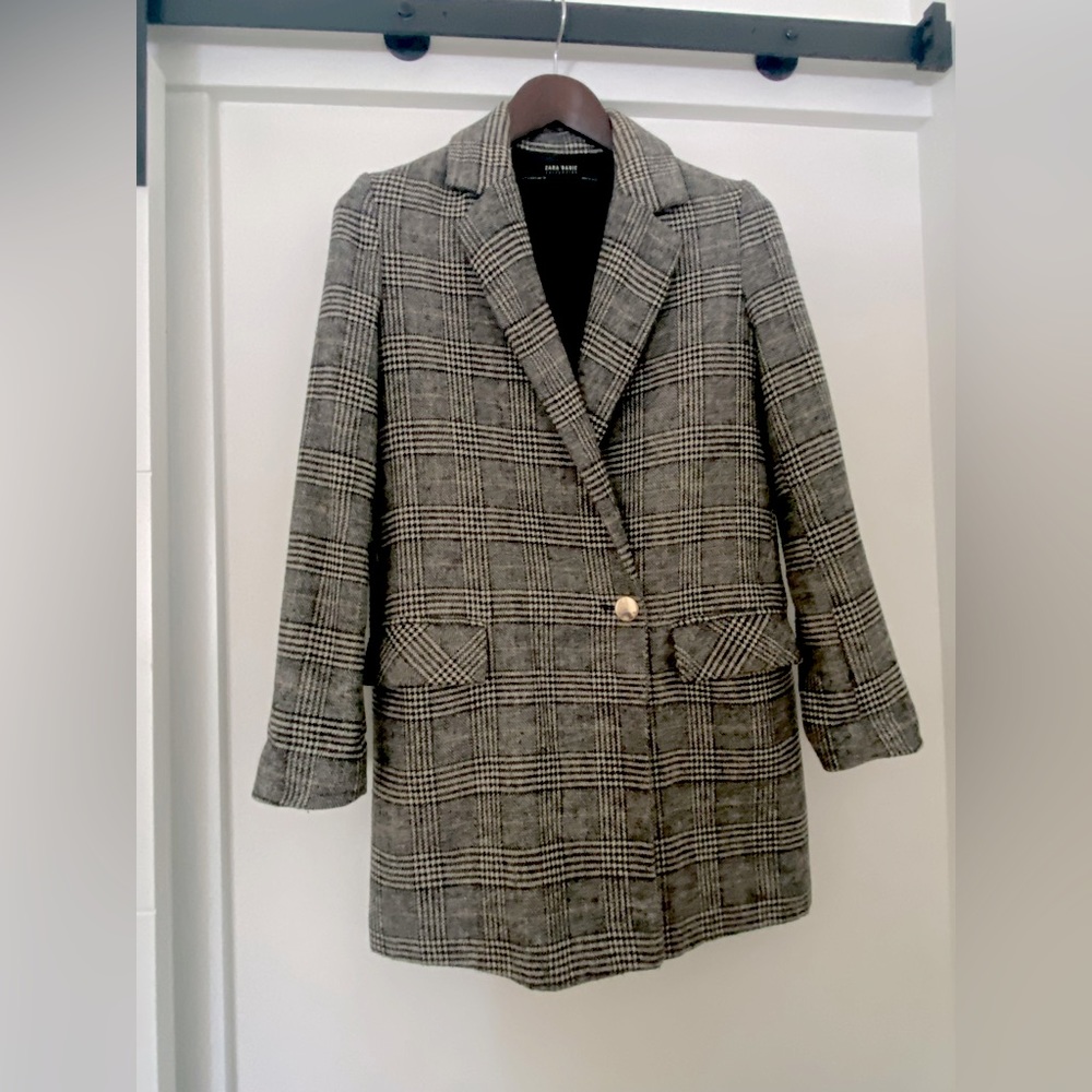 ⚫️ Zara ⚫️ tweed coat with gold button - size small